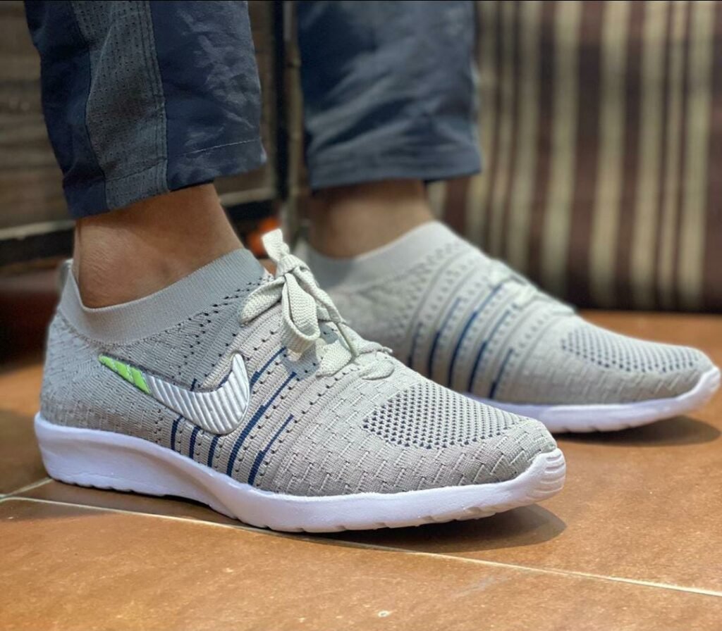 nike round toe trainers
